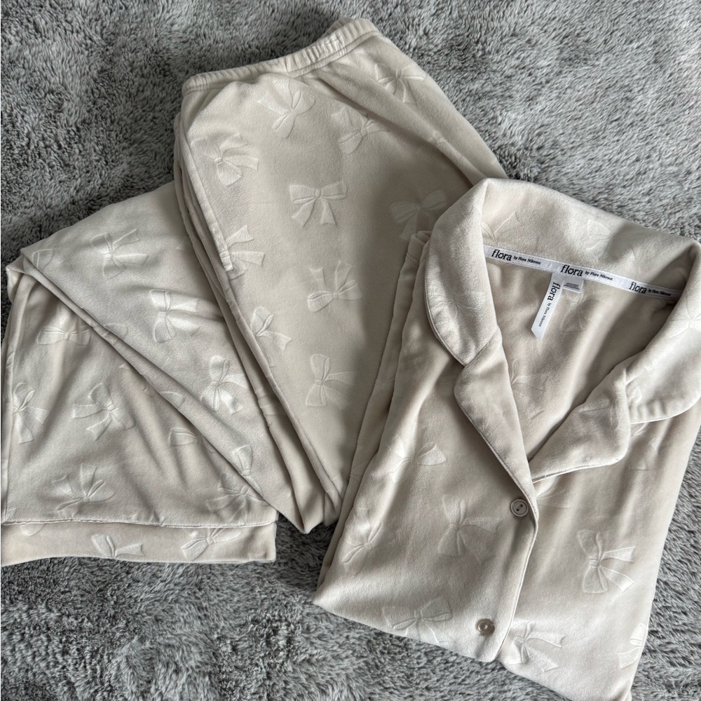 Flora Nikrooz Cream Loungewear Set